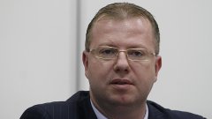 Шефът на НАП Красимир Стефанов разполагал с над сто сигнала, че негови служители участват в "данъчен чадър"...