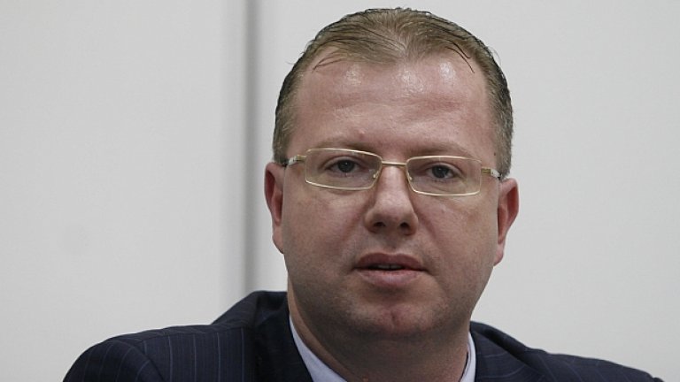 Шефът на НАП Красимир Стефанов си отива, ако не се справи с измамите, каза финансовият министър.