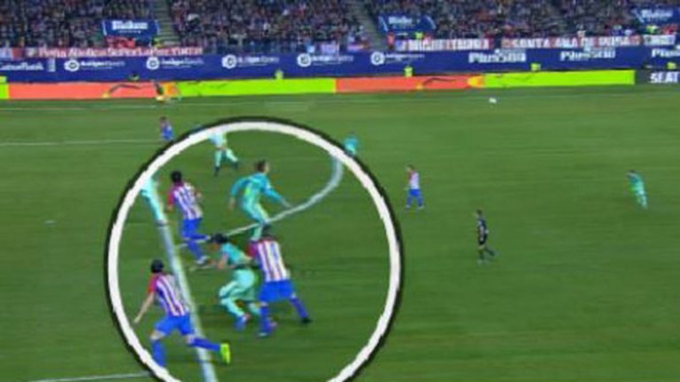 7. Хватката на Коке срещу Суарес
Спорните отсъждания не бяха само в реванша срещу Атлетико. В първия мач Коке използва хватка от друг спорт, за да се справи с опазването на Луис Суарес. Нарушението отново не бе отсъдено.