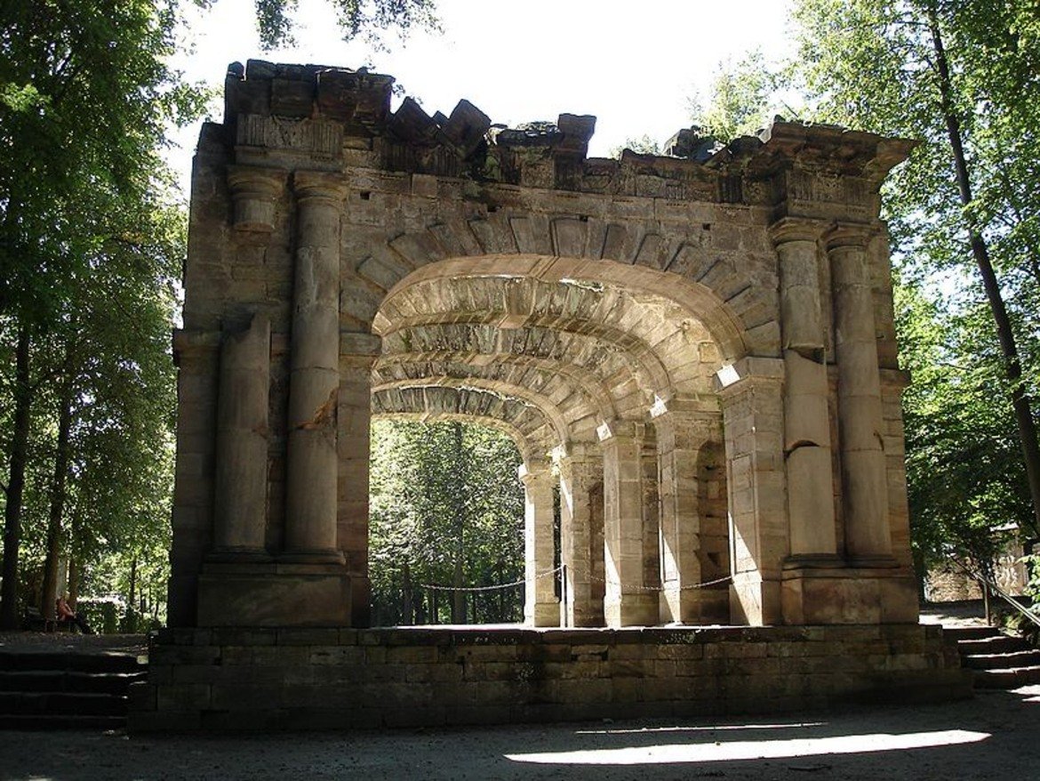 Театърът на руините в Байройт е построен през 18 век, за да наподобява останки от римска колонада