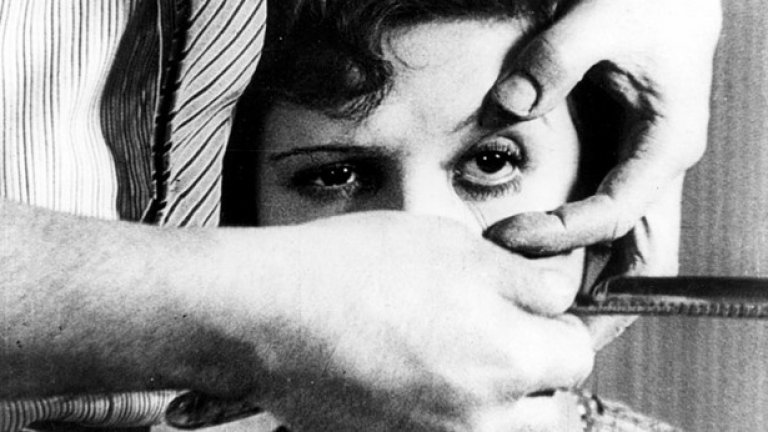 Андалуското куче (1929), реж. Луис Бунюел

Въпреки че класическият сюрреалистичен късометражен филм на Бунюел е предшественик на психеделията, изкривеното повествование и приличащата на сън визия му придава психеделично излъчване, което е повлияло на много по-късни филми. Неговият филм е перфектен пример за сюрреализъм, стил в изкуството, който използва символизма и ирационалността на безсъзнателното.

"Андалуското куче" е първият филм на Бунюел, и е писан в сътрудничество с видния сюрреалист Салвадор Дали. Филмът започва с бръснар, разрязващ окото на жена, сякаш символично предлага на зрителя да отхвърли предварително изградени идеи и да гледа с нови очи.

Последващите 20 минути се развиват на фона на фрагменти от вагнеровата "Либестод" - драматична ария от "Тристан и Изолда", която така и не стига до кулминацията си, което прави филма още по-изнервящ. Бунюел обърква зрителя, като прескача напред-назад във времето със субтитри, които заявяват "Осем години по-късно" или "Шестнайсет години по-рано."

Няма явен сюжет, а по-скоро амалгама от сюрреалистични образи. Изправени сме пред изкривени религиозни символи, като мравки, изпълзяващи от стигматизирана ръка на главния герой (млад неназован мъж, в ролята Пиер Бачеф), и сценарий, наподобяващи сън - например как младият мъж влачи пиано с труп на магаре върху него, и двама свещеници, стремящи се да се доберат до млада жена (Симон Марьой).

Подобни образи, сюрреалистични по природата си, създават изкривено усещане за реалността, качество, присъстващо в много психеделични филми.