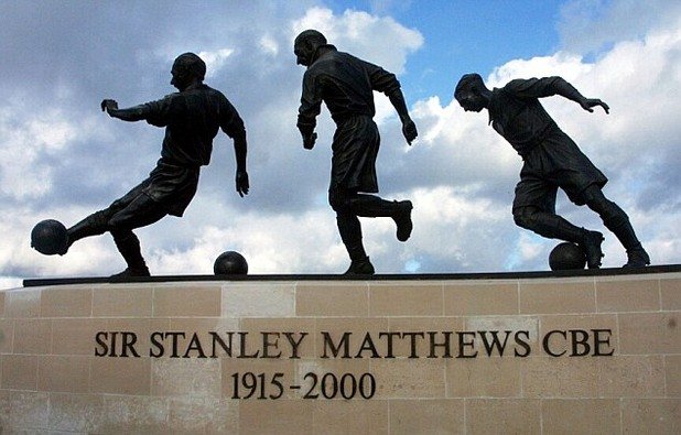 Статуята на стадиона на Стоук на Сър Стенли, която бе открита през 2011 г. от Кевин Кийгън.