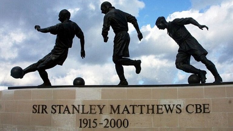 Сър Стенли Метюс, крило, АнглияОписван от Пеле като "човекът, който ни научи да играем футбол". Британският маестро на дрибъла е първият носител на "Златната топка", стана най-възрастният играч, излизал някога за национален отбор, както и най-старият в елита на английския футбол.Игра на 50 години и половина, уникално!