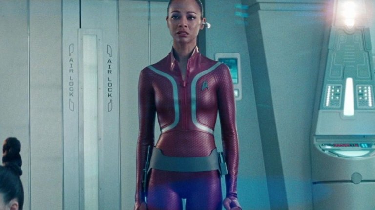 Пробивът идва през 2009 г. с две заглавия. Тя получава роля в римейка на "Стар Трек", режисиран от Джей Джей Ейбрамс, където играе офицера по комуникациите Ухура. Ролята на вече популярния персонаж безспорно е най-големият й успех до момента, но в някаква степен белязва кариерата й занапред.