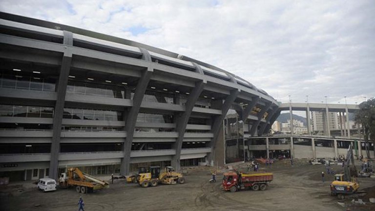 Година преди финалите на световното първенство митичният стадион "Маракана" все още не е напълно готов.