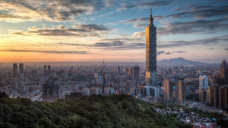 Тайпе, столицата на Тайван, посреща всеки с гостоприемни жители и развиваща се икономика. Уличните пазари, страхотната храна и космополитния дух на това място го отличават сред добрите места за живеене в света.