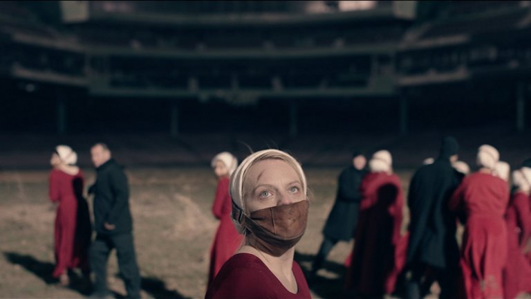 Историята на прислужницата
Друг популярен сериал, чийто втори сезон дебютира наскоро по екраните. В дистопичния свят на "Историята на прислужницата" фертилните жени се ползват за разплод от богатите семейства. Или може би не е точно така... Новият сезон обещава да е по-мрачен, но предлага едно качествено "бягане от реалността". През май беше съобщено, че сериалът е подновен и за трети сезон, което с оглед на успеха му беше неизбежно.
IMDB: 8,6/10