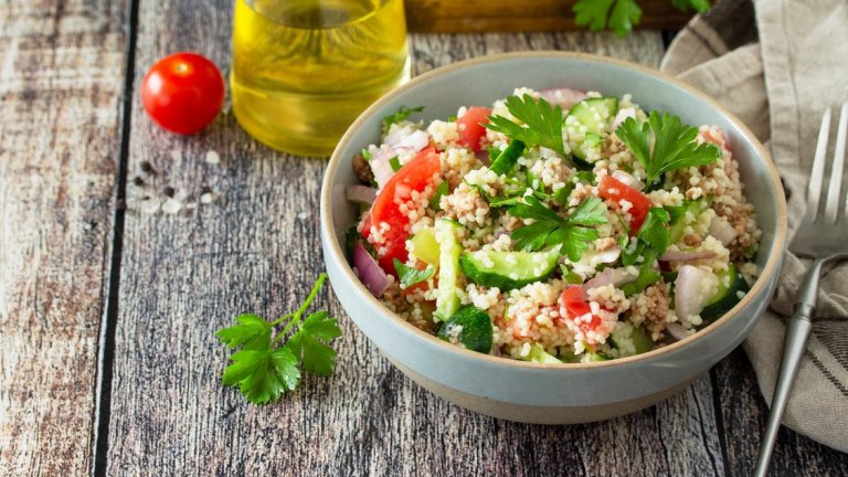 Кускус с риба тонИли лека вечеря за под 15 минути. 2 чаши кускус се заливат с чаша и половина горещ пилешки бульон и се оставя кускусът да поеме течността и да набъбне. След това изчакваме да се охлади и към него прибавяме глава червен лук на полумесеци, две консерви риба тон (отцедена от мазнината), чери домати на половинки и половин краставица. 
Подправяме със сол, пипер, магданоз, малко лимонов сок и зехтин. Можем да използваме и риган или босилек. Към купите с кускус могат да се прибавят и чушки, люти чушлета или пък малко царевица. Всичко тук е въпрос на фантазия.