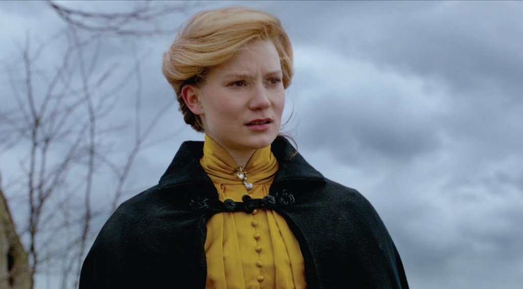 “Пурпурният връх”
Къде да гледате: в Netflix
Носещ се върху готическия дух на късната есен филм на Гийермо дел Торо разказва за младата и красива писателка Едит Кушинг, която се влюбва в мистериозен джентълмен. Мъжът притежава всичко, за което Едит е мечтаела, и затова след кратко ухажване се омъжва за него. Премествайки се в семейното имение обаче момичето забелязва десетки страхови неща, които я карат да вярва, че е взела прибързано решение.