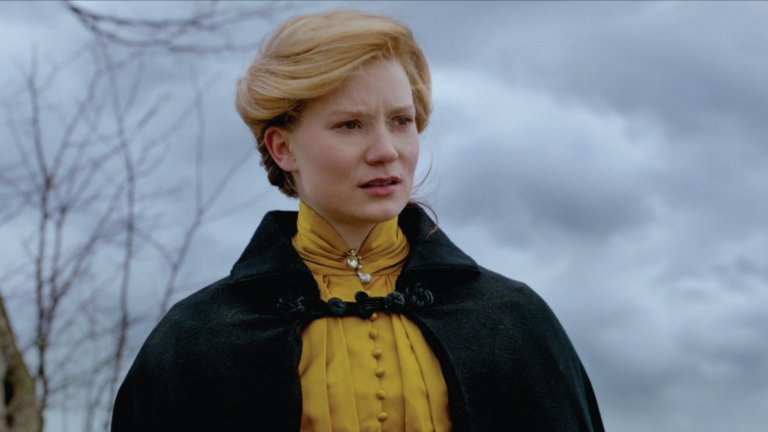 “Пурпурният връх”
Къде да гледате: в Netflix
Носещ се върху готическия дух на късната есен филм на Гийермо дел Торо разказва за младата и красива писателка Едит Кушинг, която се влюбва в мистериозен джентълмен. Мъжът притежава всичко, за което Едит е мечтаела, и затова след кратко ухажване се омъжва за него. Премествайки се в семейното имение обаче момичето забелязва десетки страхови неща, които я карат да вярва, че е взела прибързано решение.