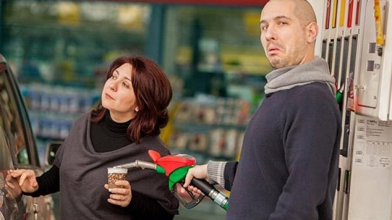 Симо и Боги навършват 13 години в ефир и, както винаги, ще го отпразнуват подобаващо. Този път в бензиностанция!