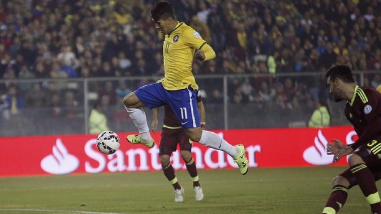 Роберто Фирмино вкарва втория гол за Бразилия срещу Венецуела.