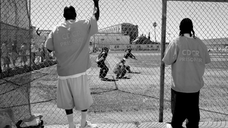 Затворници наблюдават срещата между Сан Куентин Атлетик и Клуб Мексико.