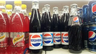 Classic_Pepsi_bottles_in_supermarket_in_Kyiv
