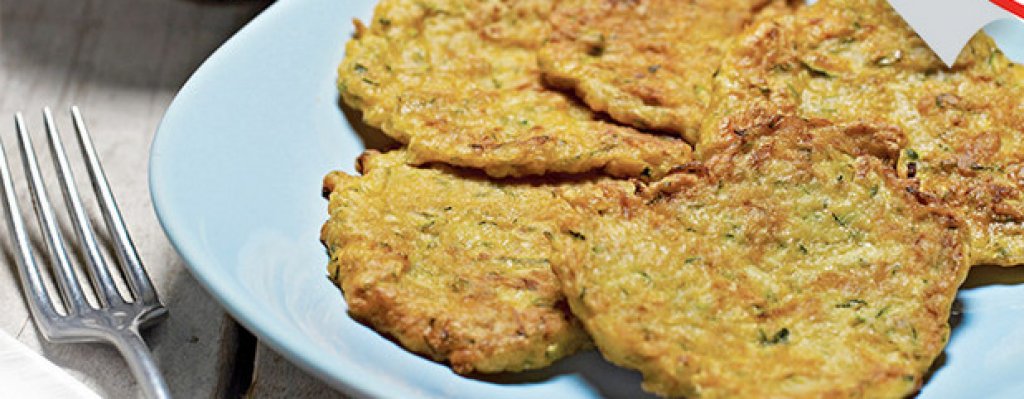 4. Английски Хаш Браунс с тиквички
•  460 г тиквички • 120 г лук • 3 скилидки чесън • 2 чаени лъжички пикантна паста от люти чушки • 1 яйце • 110 г пълнозърнесто брашно • зехтин • смлян черен пипер • сол
Настържете тиквичките и лука, подправете със сол и оставете настрани, докато соковете се отделят. Не изсипвайте сока. Добавете настърганите скилидки чесън, пикантната паста, разбитото яйце, брашното и смесете.  Загрейте 2-3 супени лъжици зехтин в универсален тиган Деличия. С лъжица вземете от тестото и поставете в тигана. Загладете отгоре тестото с лъжицата. Пържете по 6 броя наведнъж, докато придобият златист цвят от двете страни и станат хрупкави.  Когато са готови, изцедете Хаш Браунс върху готварска хартия и поднесете със свежа салата.