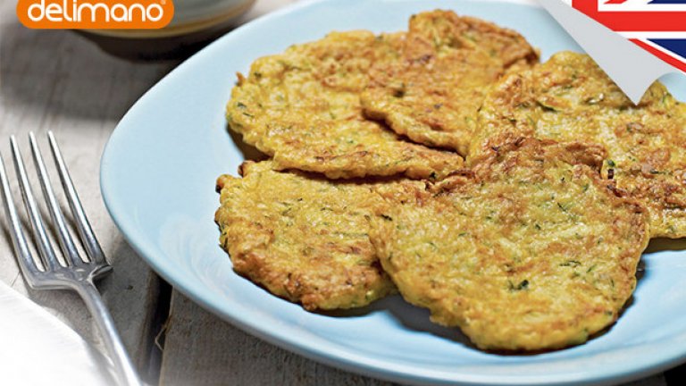 4. Английски Хаш Браунс с тиквички
•  460 г тиквички • 120 г лук • 3 скилидки чесън • 2 чаени лъжички пикантна паста от люти чушки • 1 яйце • 110 г пълнозърнесто брашно • зехтин • смлян черен пипер • сол
Настържете тиквичките и лука, подправете със сол и оставете настрани, докато соковете се отделят. Не изсипвайте сока. Добавете настърганите скилидки чесън, пикантната паста, разбитото яйце, брашното и смесете.  Загрейте 2-3 супени лъжици зехтин в универсален тиган Деличия. С лъжица вземете от тестото и поставете в тигана. Загладете отгоре тестото с лъжицата. Пържете по 6 броя наведнъж, докато придобият златист цвят от двете страни и станат хрупкави.  Когато са готови, изцедете Хаш Браунс върху готварска хартия и поднесете със свежа салата.