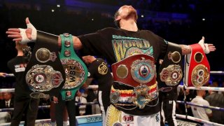 За 5 години при професионалистите Усик успя да задмине постиженията на Холифийлд.