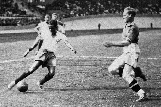 9. 3-то място, Франция, 1938
Първото попадане в тройката е точно преди Втората световна война, а първенството е във Франция. Участват само 16 отбора, а след успехите над Полша и Чехословакия, бразилците губят от бъдещия шампион Италия. 4:2 над Швеция гарантира 3-то място.