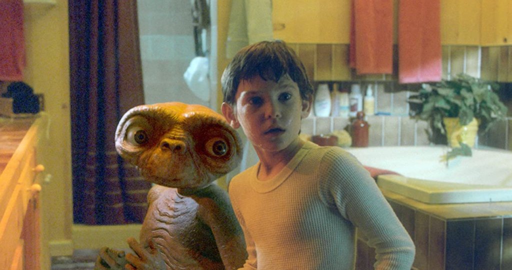 E.T. / ”Извънземното”
Типична история за приятелството и детството, само че погледната през научнофантастичния обектив на гениалния Стивън Спилбърг. Всъщност цялата идея за хлапе, което с помощта на своите приятели и родители трябва да намери начин да помогне на свой извънземен приятел, докато го пази от правителството, е вдъхновена от самия живот на Спилбърг. Не че той е имал извънземно същество за другарче, разбира се, но пък е имал свой въображаем приятел.