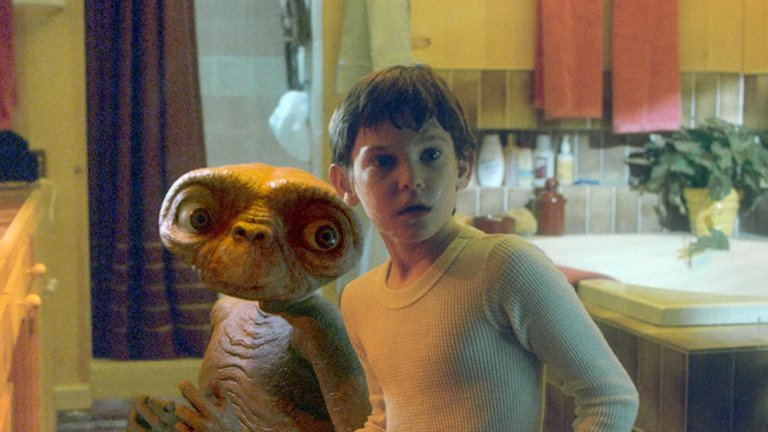 E.T. / ”Извънземното”
Типична история за приятелството и детството, само че погледната през научнофантастичния обектив на гениалния Стивън Спилбърг. Всъщност цялата идея за хлапе, което с помощта на своите приятели и родители трябва да намери начин да помогне на свой извънземен приятел, докато го пази от правителството, е вдъхновена от самия живот на Спилбърг. Не че той е имал извънземно същество за другарче, разбира се, но пък е имал свой въображаем приятел.