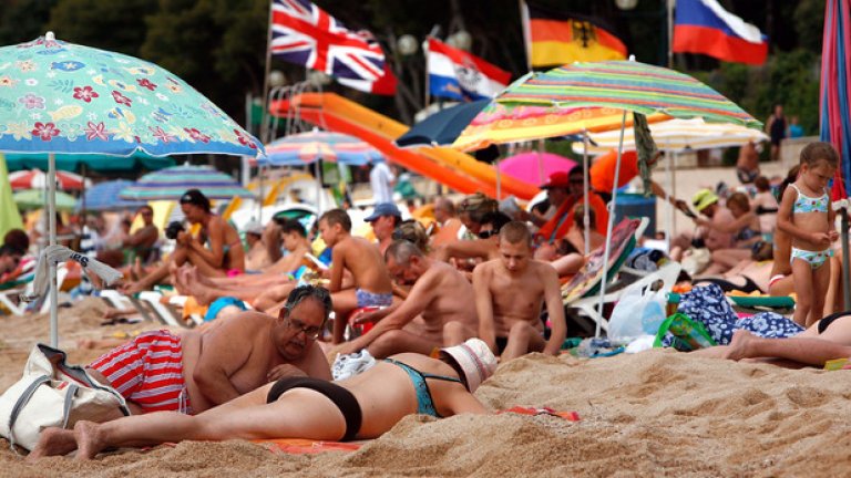 Министерство на туризма иска отпадане на плащането за чадър на плажа