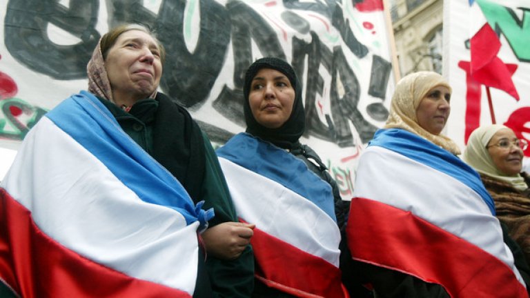 Наскоро Саркози заяви, че в името на „секуларизма" трябва да бъде забранено на мюсюлманки да носят забрадки в университетите - коментар, който предизвика негативно отношение дори в собствената му партия.