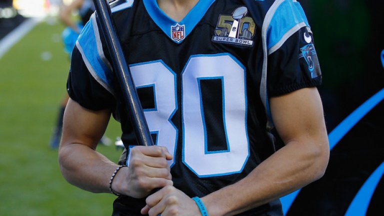 А Стеф Къри сложи екип на Каролина и удари тъпана, с който даде сигнал Пантерите да излизат на терена.