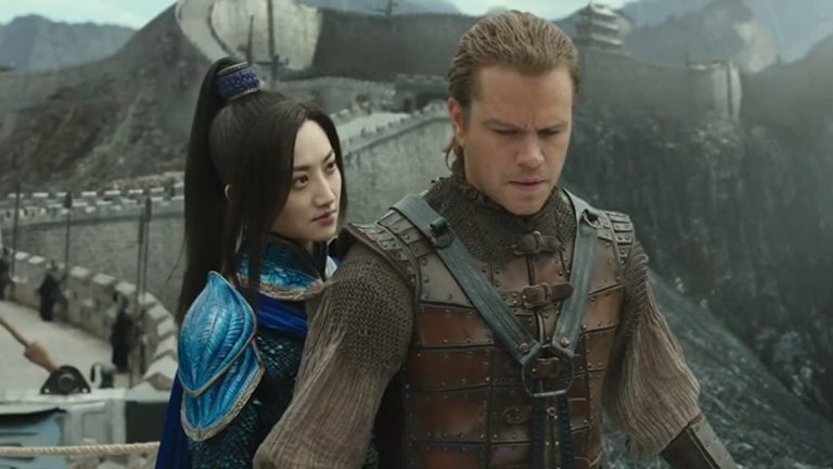 Мат Деймън във "Вликата стена" Деймън играе главния герой във филм, изцяло ситуиран в Китай – нормално е да има протести за избора на русия актьор. Колежката на Деймън – Констанс У – пише просторна критика към актьора, която завършва с призива да се спре с пропагандата, че само бели мъже могат да бъдат герои, и с категоричното заключение – „Нашите смели мъже не изглеждат така!“.