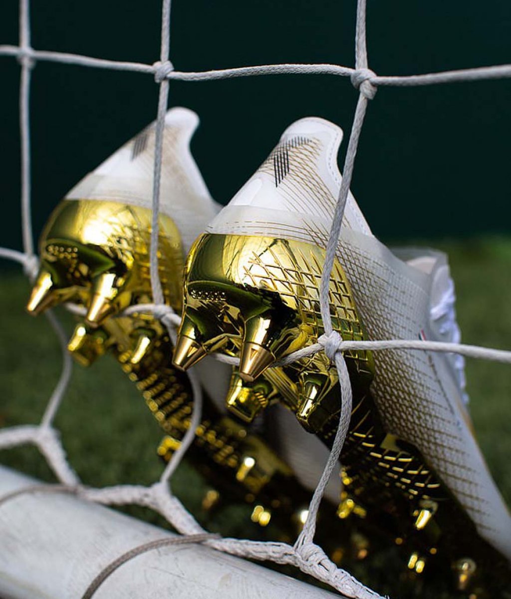 Обяснено: Защо adidas обу Салах със "златни" обувки за мача с Аякс?