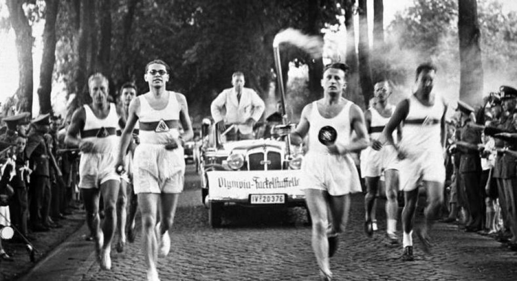 Bundesarchiv_Bild_146-1976-116-08A,_Olympische_Spiele,_Fackelläufer