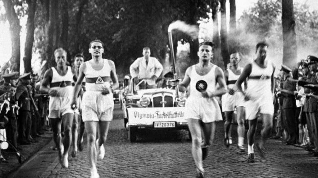 Bundesarchiv_Bild_146-1976-116-08A,_Olympische_Spiele,_Fackelläufer