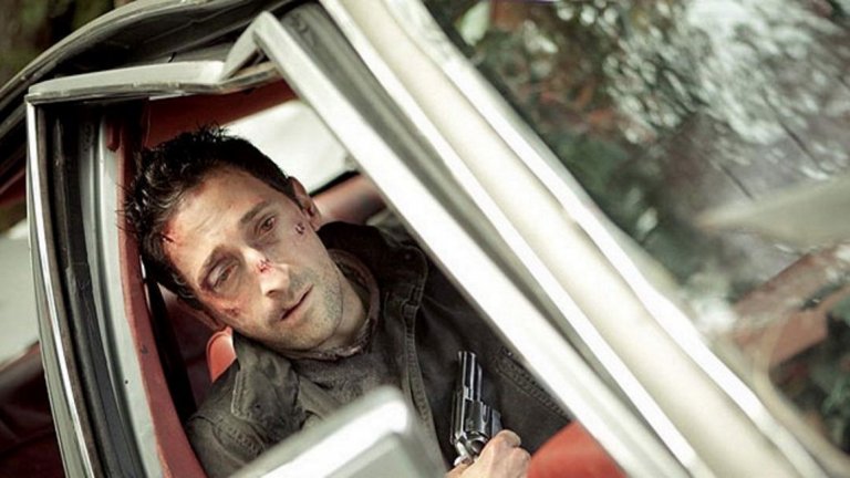 9. Wrecked 
Реж. Майкъл Грийнспан, 2010 г.
Ейдриън Броуди играе "мъж", който се събужда на пътническото място на катастрофирал автомобил. Кракът му е ранен и той не може да се измъкне от колата. Освен това няма никакъв спомен за това кой е и какво се е случило. "Компания" му прави само мъртво тяло на задната седалка. А в опитите си да нагласи парченцата и да разбере какво, как и защо се е случило, той постепенно губи доверие и в собствения си разсъдък.