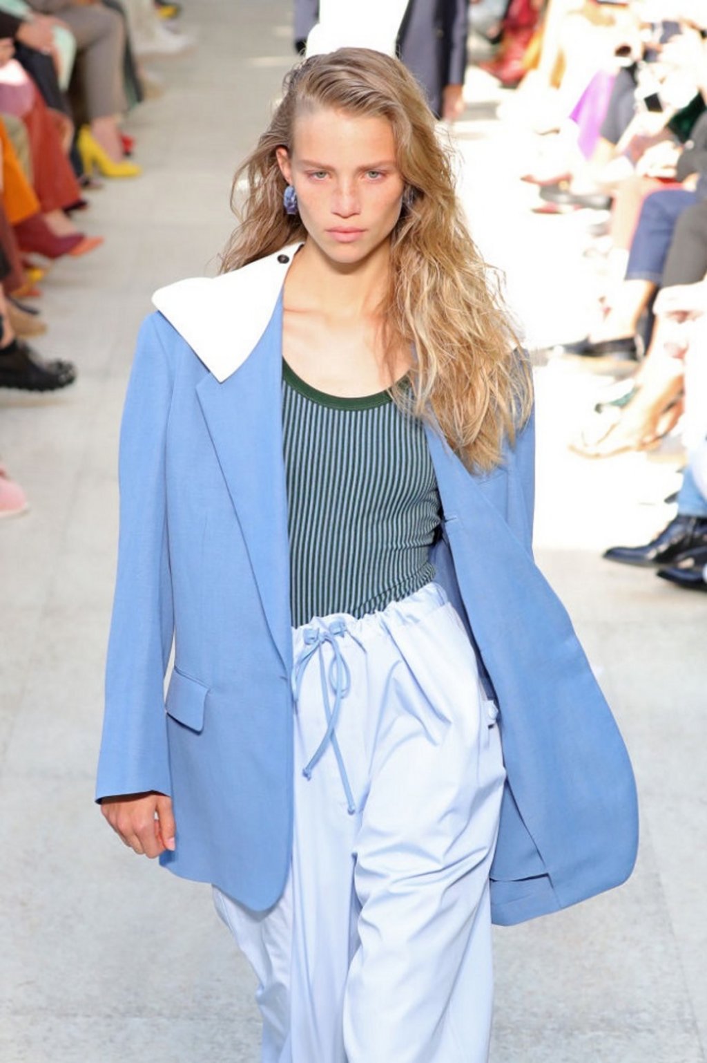 Голямата диско яка  
Модата на голяма диско яка не е отминала, дори напротив. Сега тя се завръща върху палта, якета и ризи, както видяхме в колекциите на Lanvin, Ferragamo и JW Anderson.
На снимката: модел на Salvatore Ferragamo