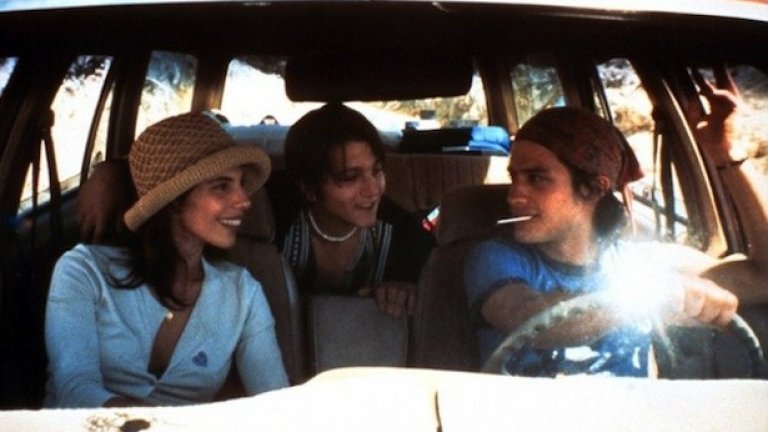 Y Tu Mamа Tambien (2001)
По време на семеен празник тийнейджърите срещат Луиза - 28-годишна испанка, и флиртуват с нея с целия стил и чар, който 17-годишните владеят. На шега я канят да замине с тях на пътешествие до плаж, наричан “Устните на Рая”, без да споменават, разбира се, че съвсем не са наясно къде точно да открият това място. Луиза се забавлява с момчетата, след което всички си тръгват и случката бързо е забравена.
Внезапно Луиза разбира неща, които разбиват сърцето й. Решава, че трябва да смени обстановката и се обажда на момчетата, за да им каже, че приема предложението им. И така тримата тръгват заедно на път.