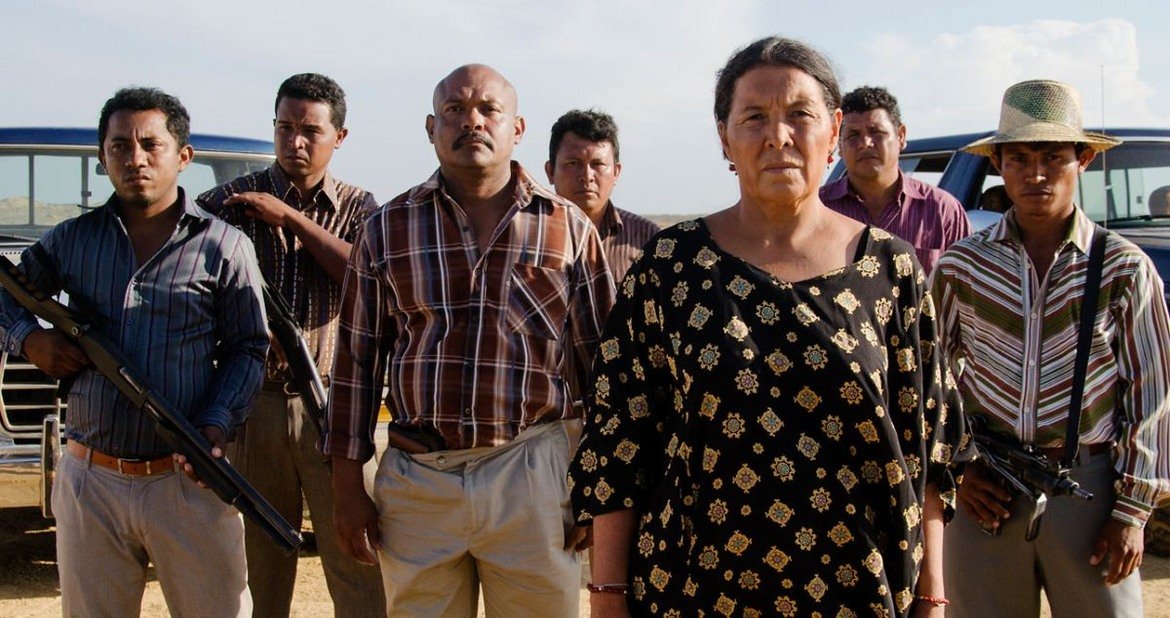 2. Birds of Passage (Pajaros de verano)

Номинираният за "Оскар" Чиро Гуера и неговата партньорка в живота и работата Кристина Галего показват една страна от историята на Колумбия, която никога досега не е достигала до останалата част от света. Филмът им разказва за това как местните хора от племето уаю са станали част от най-ранните проблеми на държавата с наркотиците.  Период, в който бедните местни се изкушават от възможността за забогатяване като се включват в търговията с марихуана, а това води до масово насилие в обществото. Филмът преплита талантливи и доказани актьори с автентично изглеждащи аматьори, за да разкаже за традициите на уаю и да покаже как престъпната дейност е заплашила мистичния им начин на живот.