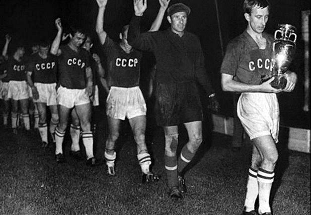 1960 г. - СССР печели в Париж и става първият европейски шампион. Виктор Понеделник вкарва гола на триумфа в продълженията.