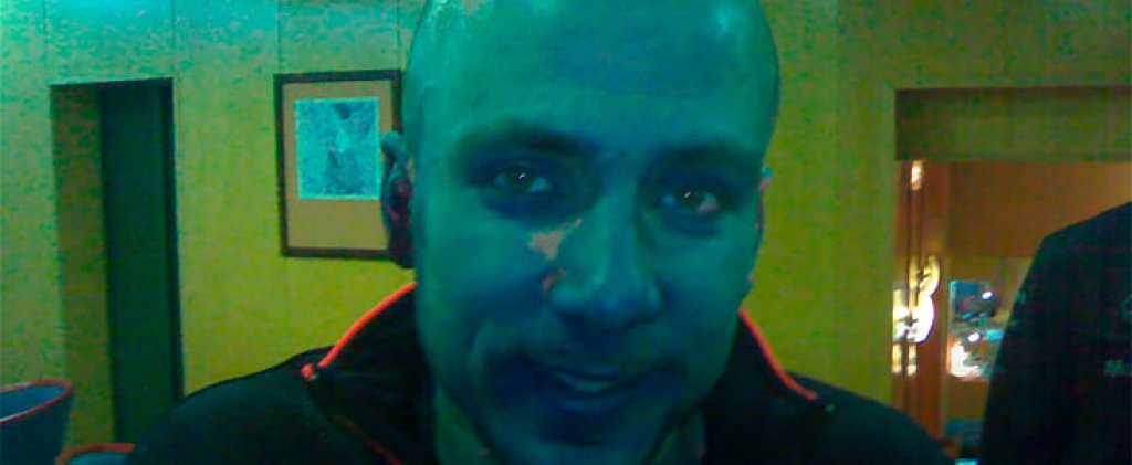 "Къде беше?" "Ср*х!" Кими имаше отговор за всичко, но не и за синята боя, която го направи на смърф