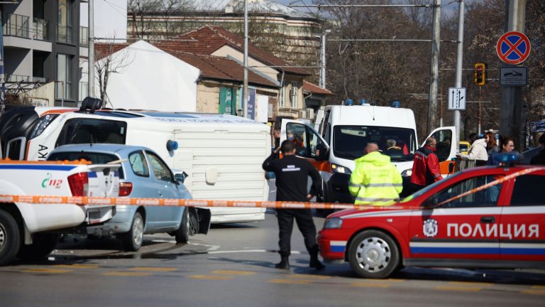 Тежка катастрофа в центъра на София: Линейка и кола се удариха (Снимки)