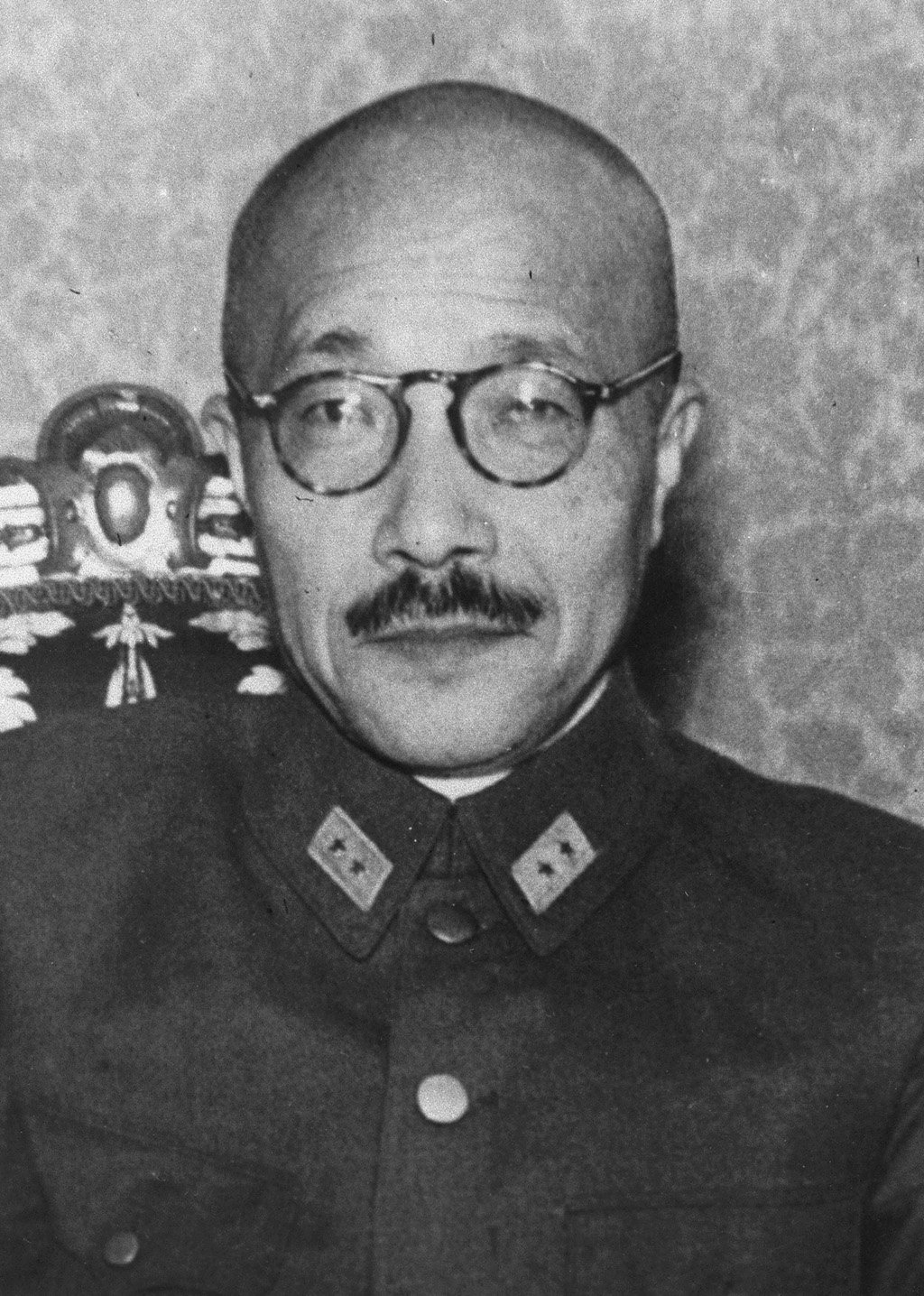 Hideki_Tojo_posing