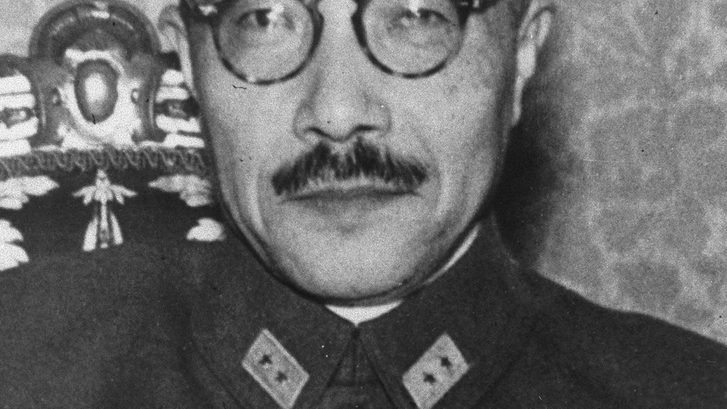 Hideki_Tojo_posing