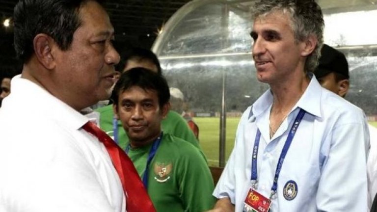 Иван Колев бе начело на националния отбор на Индонезия, а местните фенове го боготворяха. 