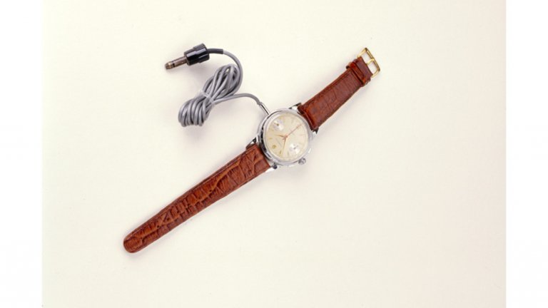Стандартното оборудване на всеки добър шпионин от Студената война включва и добър часовник. В този случай - не просто показва точен час, но и служи за подслушвателно устройство. 