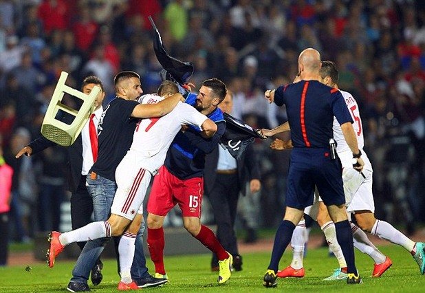 Боят на терена, като и фенове успяха да пробият кордона и атакуваха албанските играчи.