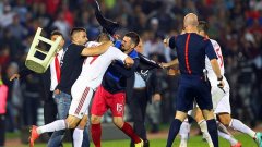 Боят на терена, като и фенове успяха да пробият кордона и атакуваха албанските играчи.