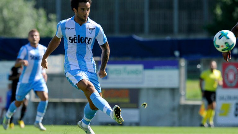 №2 Фелипе Андерсон (Лацио)
Бразилецът бе спряган сериозно за трансфер в Манчестър Юнайтед по времето на Луис ван Гаал, но през последната година идеята за трансфера му на Острова сякаш се поизпари. Все пак той си остава ключова фигура в „римските орли“, като пропусна само два мача от Серия А миналия сезон и се отчете с 4 гола и 9 асистенции. Макар да призна през юни, че мечтае да играе на „Олд Трафорд“, вероятно би се зарадвал да го постигне и като играч на Арсенал – Венгер също би се зарадвал на най-евтиния вариант от петимата.