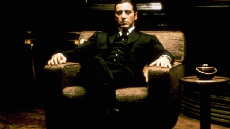"Кръстникът", 1972 (The Godfather)
Този филм съдържа прекалено много сцени, които вече са се превърнали в класика. Той има и две продължения, но първата част заслужава oсобено сериозно внимание, тъй като е истински пробив в киното - като сценарии, режисура и задаване на жанр. 
Филмът ни запознава със семейство Корлеоне, Нюйоркска гангстерска династия, оглавявана от дон Вито (Марлон Брандо). Младият Ал Пачино прави невероятна роля като сина на Вито - Майкъл. От добър той става лош, от военнослужещ, се превръща в кръстник - и всичко това през безкрайно много перипетии. 
Визуалният език на филма също е поразяващ - особено невероятната сцена с кръщението в края. Първа част на сагата получава "Оскар" за най-добър филм, за най-добър актьор и за най-добър адаптиран сценарии ("Кръстникът" е по книгата на Марио Пузо). Със сигурност това е и един от най-влиятелните филми на всички времена.