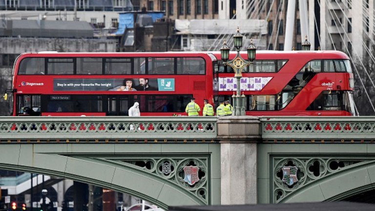 Началото на атаката е тук: на Уестминстърския мост пред сградата на парламента, нападателят форсира автомобила си и започва да блъска десетки пешеходци по тротоара