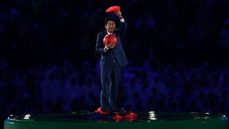 Абе по време на закриващата церемония на Олимпийските игри в Рио