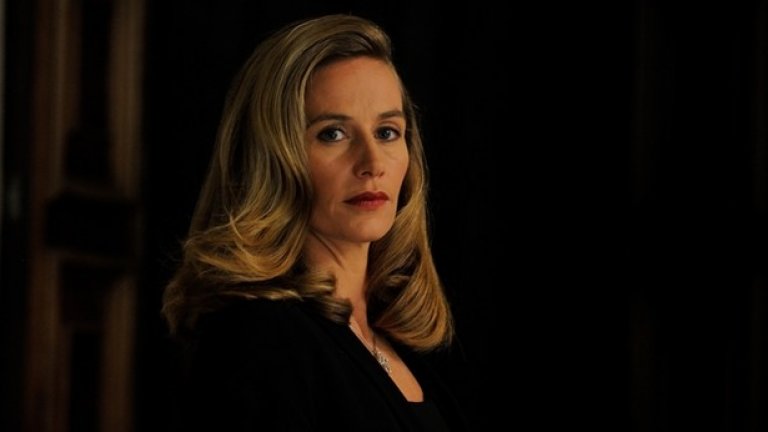 Джуд Лоу е папата, който пуши