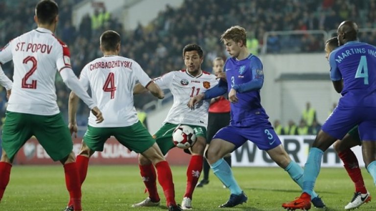 6. Има ли смисъл да гледаме класирането и да се надяваме на нещо?
Поглед към класирането предизвиква най-малкото гордост. След изиграването на половината мачове от квалификациите сме на трето място, на две точки пред Холандия, само на точка от шведите и на 4 от фаворита Франция. Оставащите мачове обаче не са никак обнадеждаващи – гостувания на Беларус и Люксембург, където нищо не ни е гарантирано, гостуване и на Холандия, където „лалетата” едва ли ще пропуснат да вземат реванш за снощи. Домакинските ни мачове са срещу Франция и Швеция, от които също трудно ще вземем нещо. 
Въпреки успеха над Холандия, да си правим сметки за някакво второ място и участие в баражите изглежда по-скоро смешно. Най-вероятно ще завършим на предварително очакваното четвърто място, затова е по-важно да гледаме играта на тима, а не събраните точки.